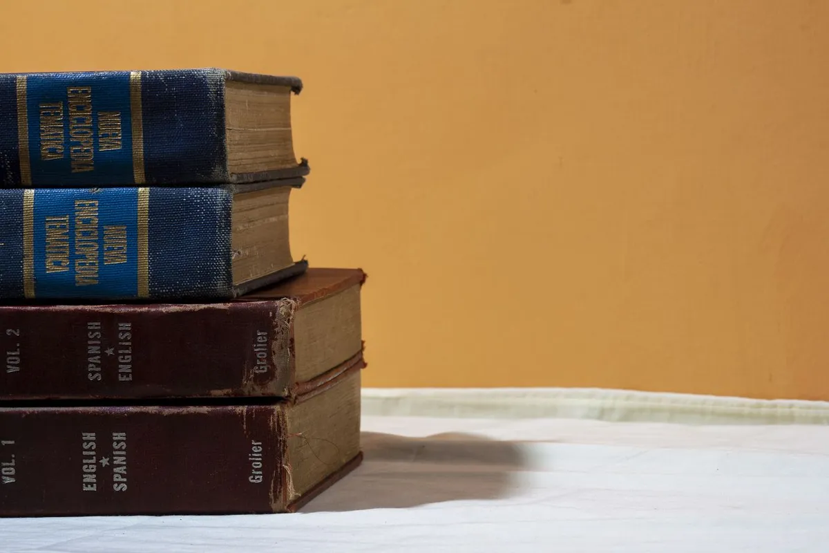 Diccionarios de inglés sobre la mesa de estudio